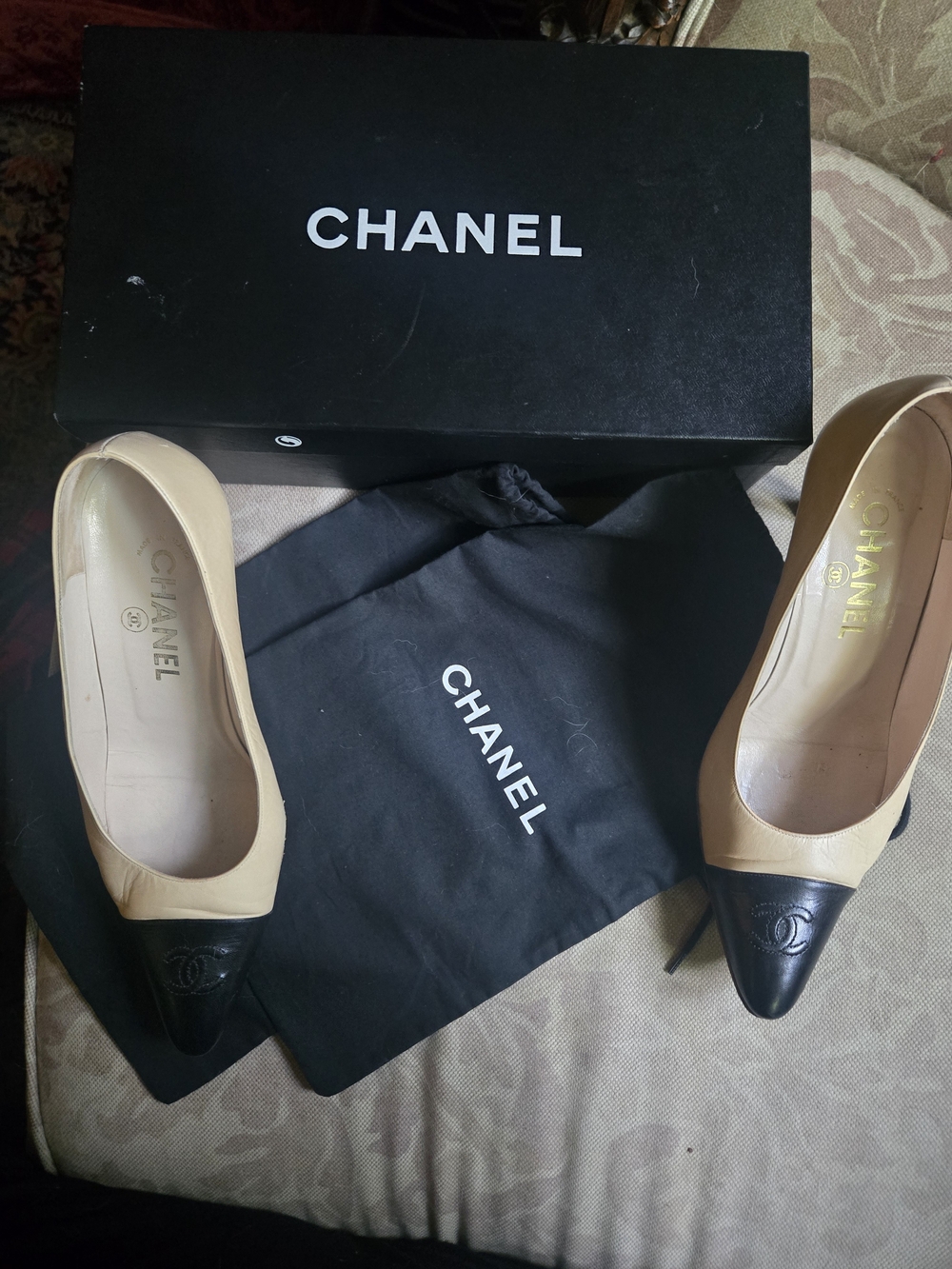 CHANEL Chic Two-Tone Beige and Black Cap-Toe Leather Pumps - Picture 4 of 16